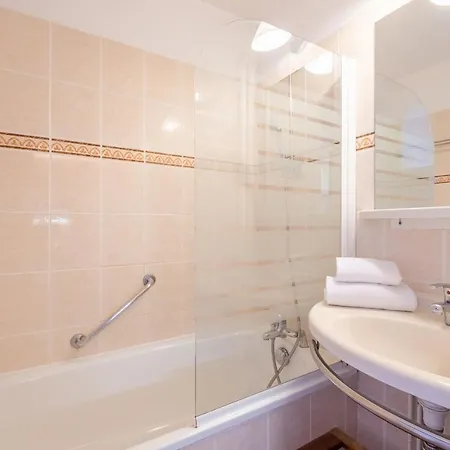 Aparthotel Pierre & Les Bleuets 3*